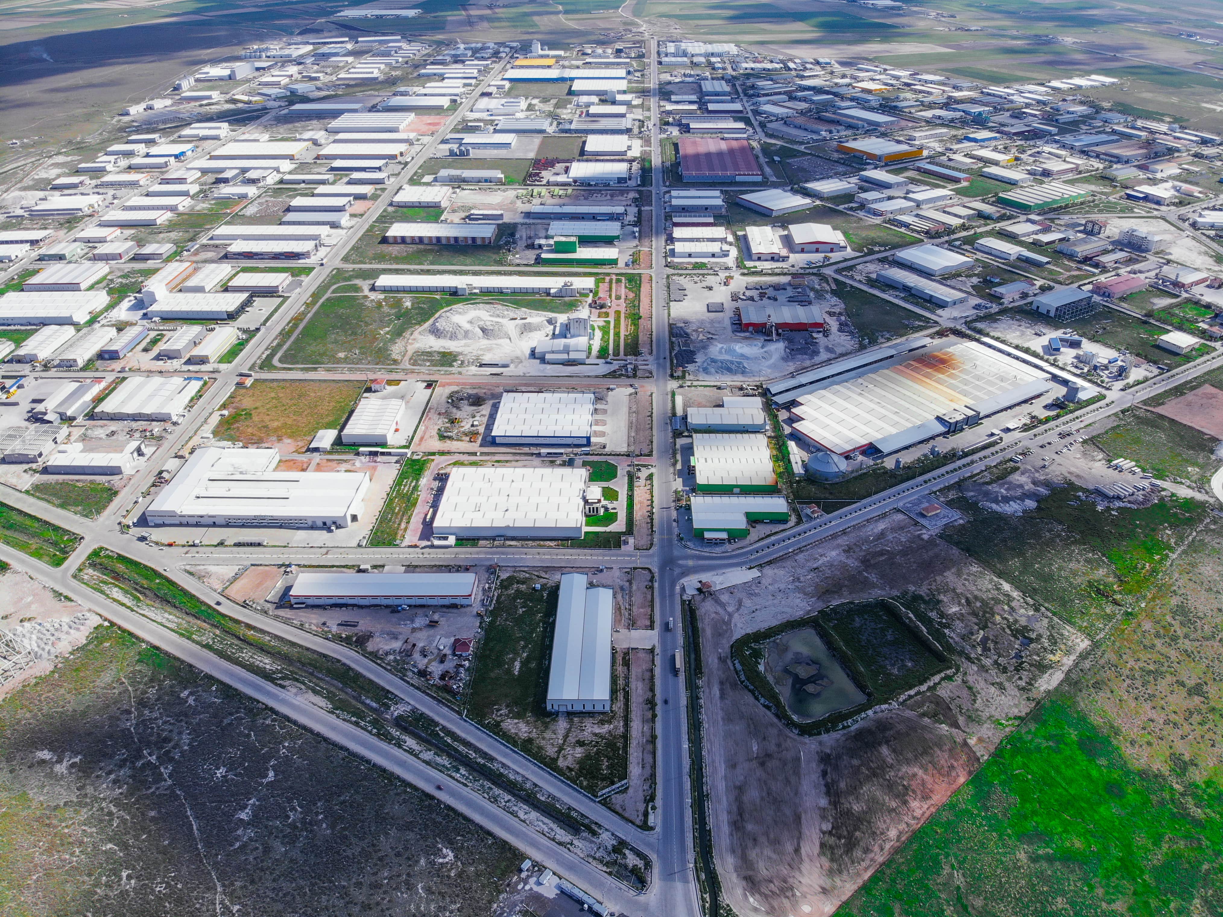 Aksaray Sultanhanı OSB’de Yatırım Hızı Artıyor: Temeli Atılan Fabrika Sayısı 8’e Ulaştı 🏭🚀