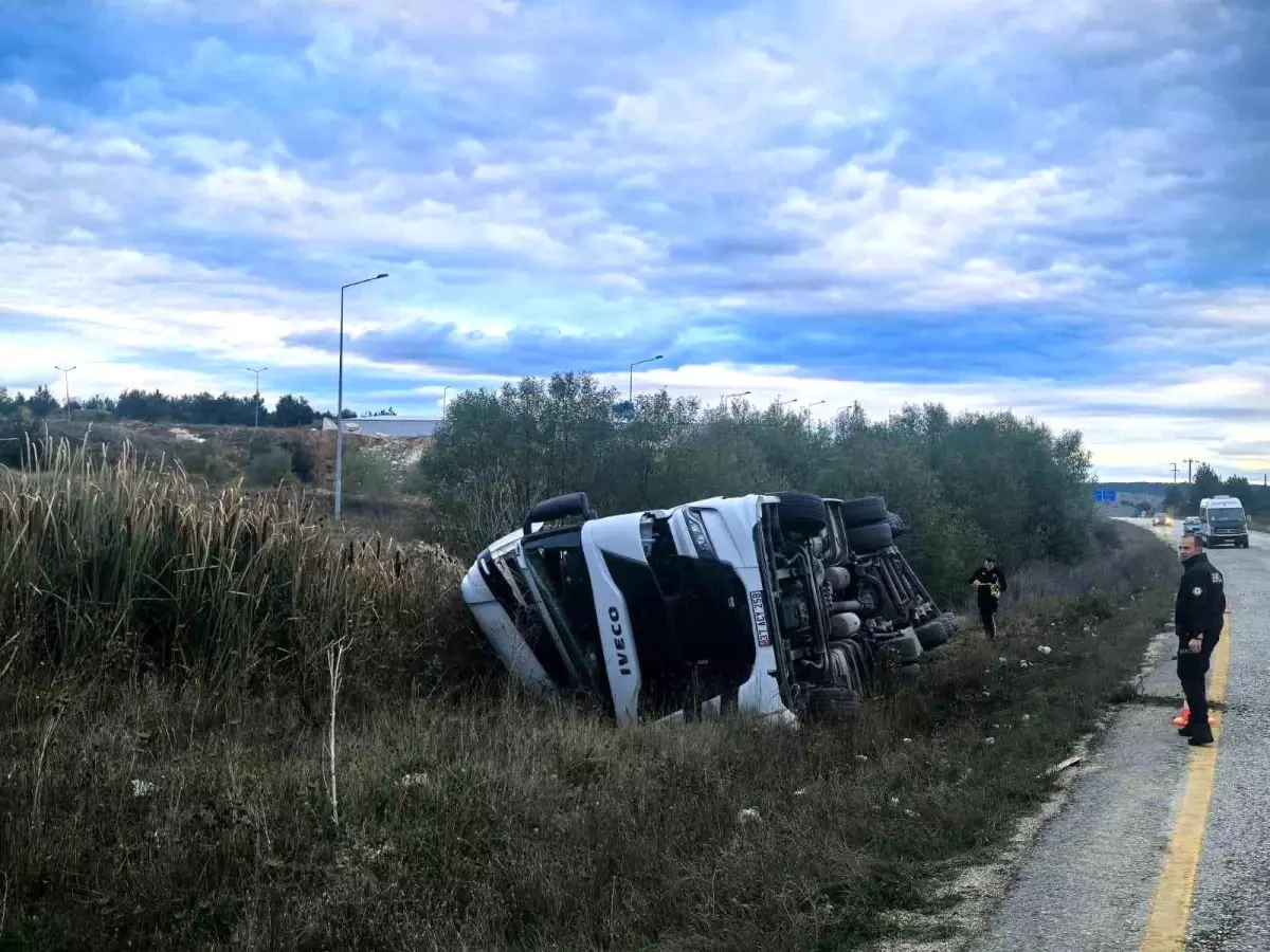 Kastamonu'da Sunta Yüklü Tır Devrildi, Sürücü Yaralandı
